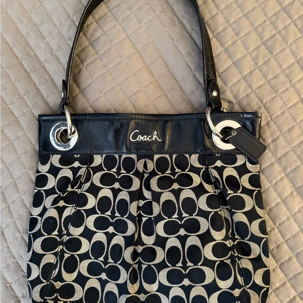 Coach Black and Cream Signature Canvas Shoulder Bag/Ashley Hippie